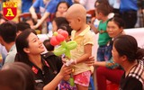 Gần 2.000 bệnh nhân nhi vui đón 'Trung thu hồng'